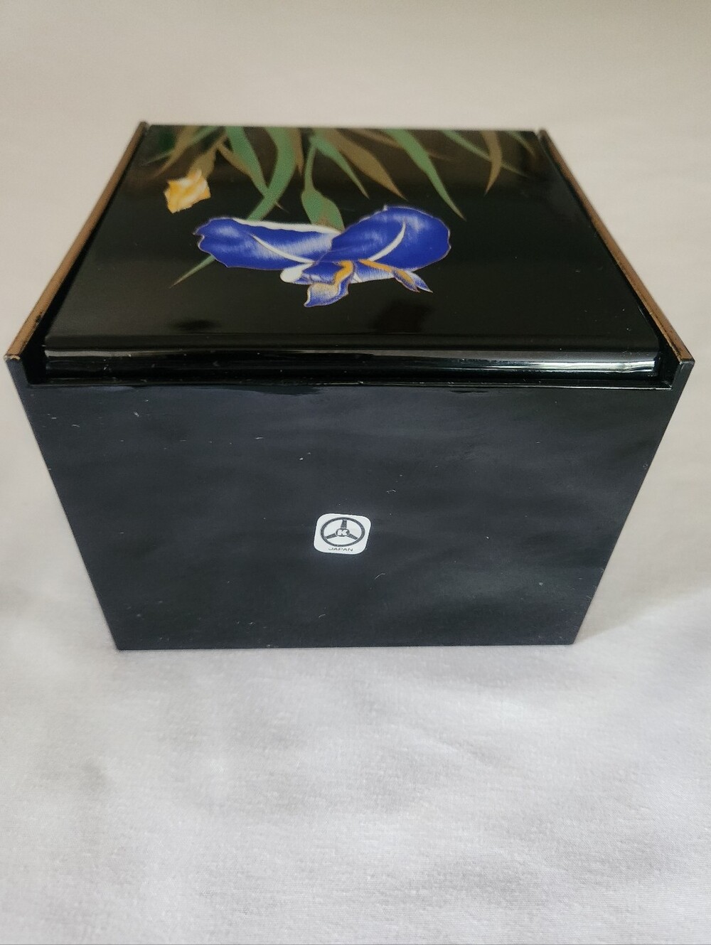 Japanese Black Lacquered Jewelry Box With Iris Detail - Picture 7 of 16